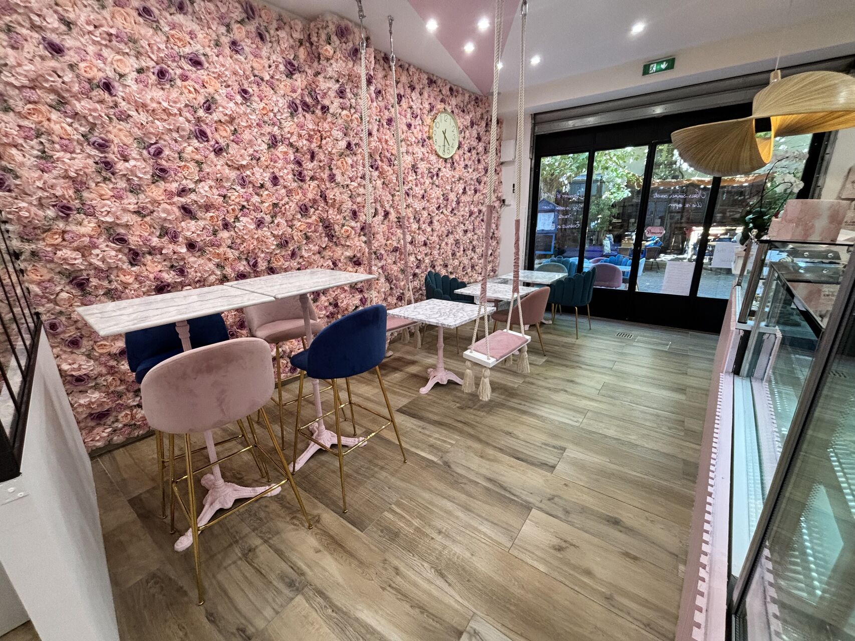 Photo de l'intérieur girly de la boutique à Sainte Maxime